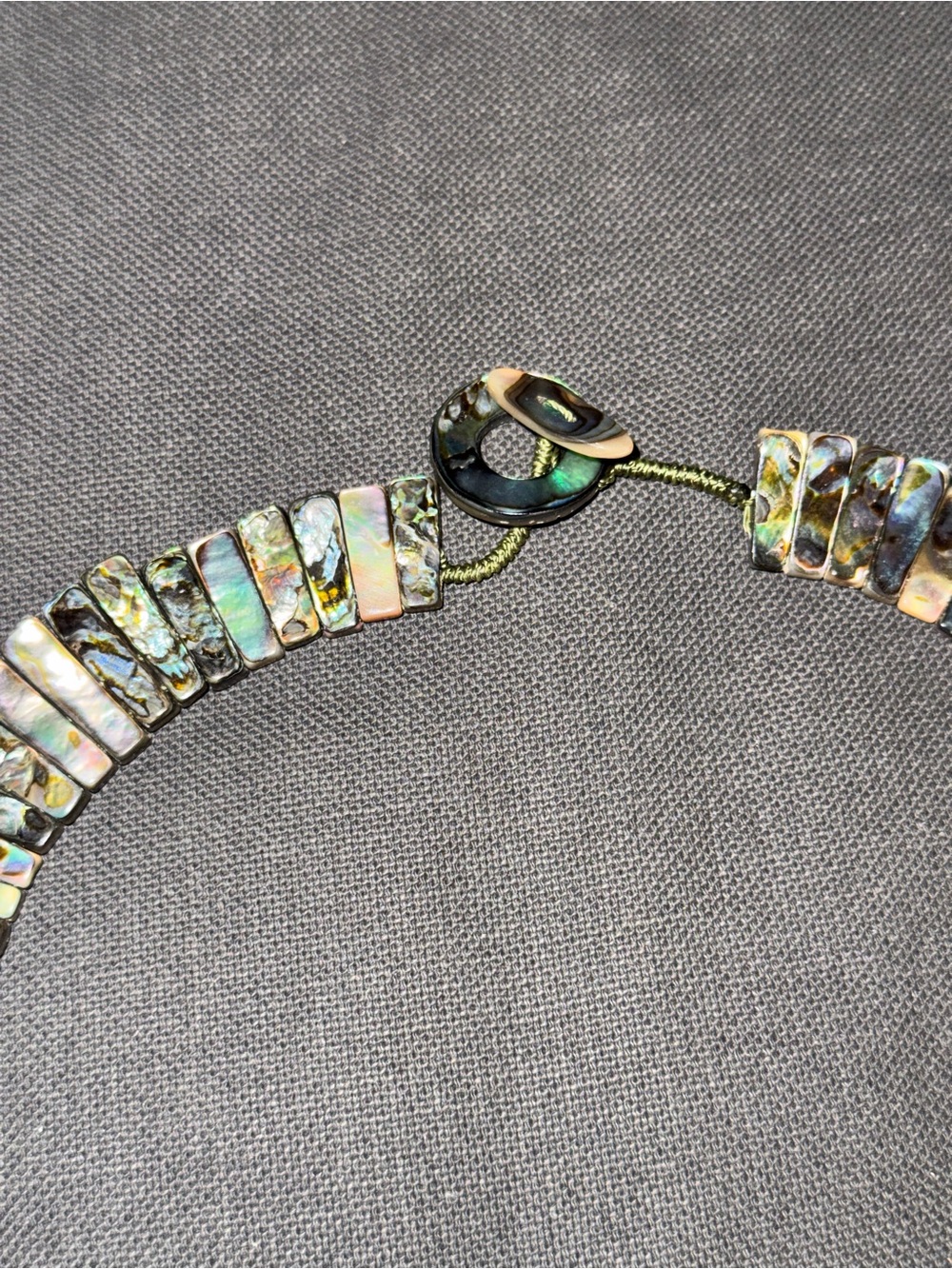 2-in-1 Reversible necklace - Natural Mother of Pearl & Iridescent Abalone Choker - Picture 5 of 8